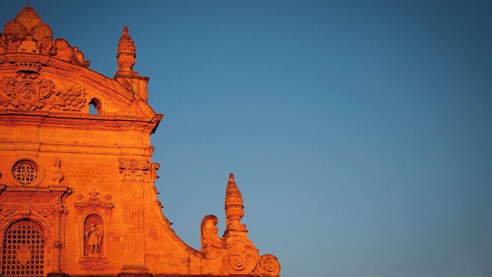 The church of St. Peter and Paul is the mother church of Galatina. It overlooks St. Peter's Square in the Old Town, where once stood the Porta Maggiore, the mother church of Saints Peter and Paul is presented with a striking façade, a sign of the Baroque style, which characterizes much of the private and religious buildings of the city. The present church is the result of a reconstruction took place between the thirties and forties of the seventeenth century, at the behest of the Universitas who gave the church a prominent role compared to the other churches in the city. The earthquake of 1743 caused serious damage and, in the second half of the century, interrupted with several reconstructions. It stands on the site of a previous religious edifice. We know for sure that in 1355 you put hand to the refurbishment of an existing chapel in which it was celebrated in the rite greek. The greek remained the official language in the rites of the church until the mid-sixteenth century. The city was, in fact, considered Greek (oppidum graecorum).