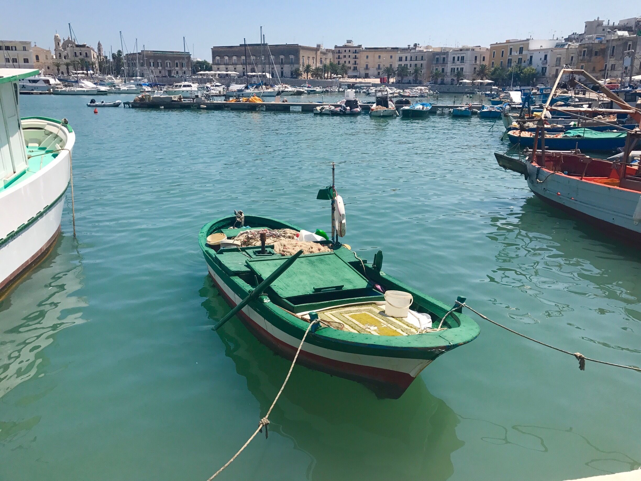 Le port de Trani. Ville animée la nuit par tous les bars et la musique