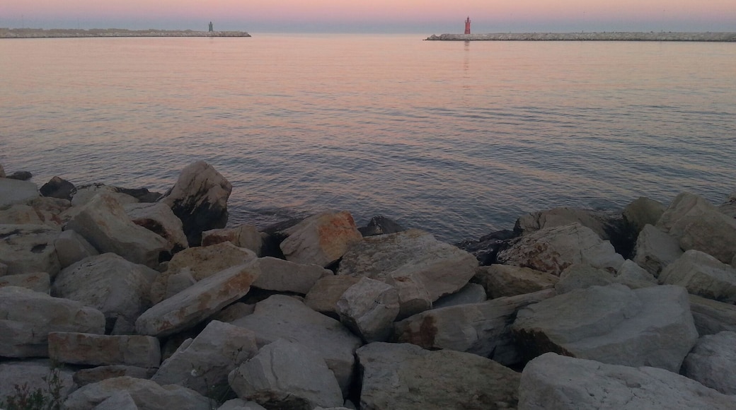 Foto di due fari dopo il tramonto a Trani