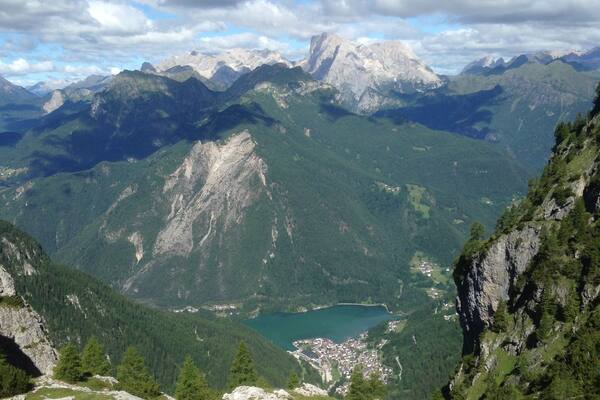 Moderate to Advanced hike, one of the highest points in the Dolomites. Not for the faint hearted, beautiful lake w/great views from our camp.đŻ