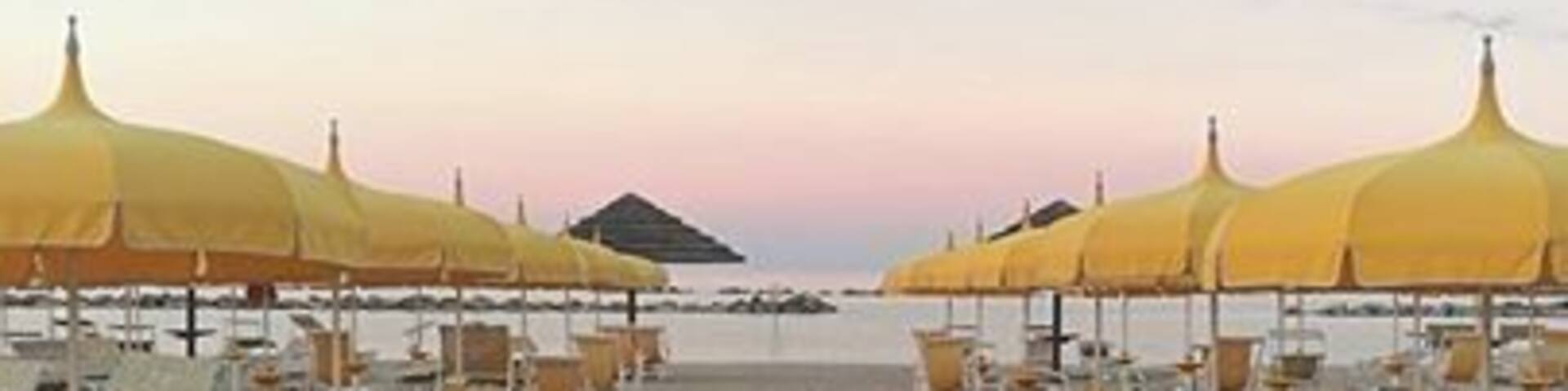 💛 Soft sand and shallow waters in Abruzzo #LifeAtExpedia