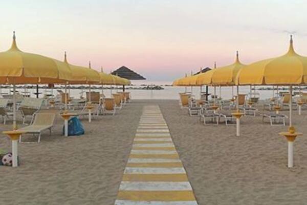 💛 Soft sand and shallow waters in Abruzzo #LifeAtExpedia