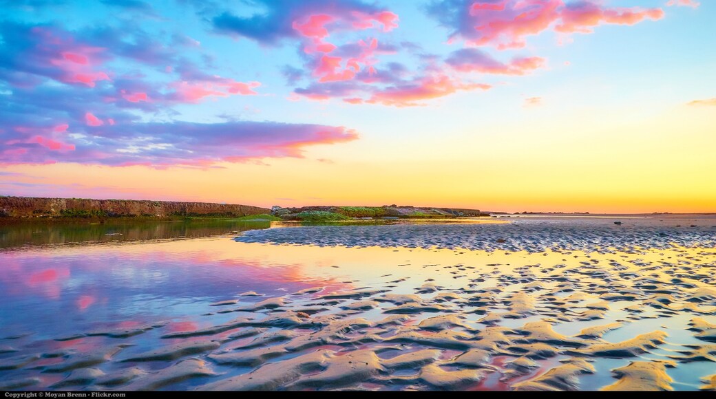 Altocumulus effect, causing pink clouds in the sky .Visit my travel blog earthincolors.wordpress.com to see my best pics and read my travel stories **** COPYRIGHT AND CC INFORMATION **** If you like and want to use my photos you can do it for free BUT first you HAVE to read and respect my rules and policy reported in my profile page here www.flickr.com/people/aigle_dore/ Thanks