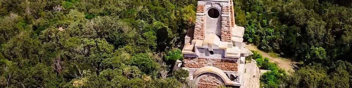 The Mausoleum Tonietti in Cavo is a majestic square shaped tower that stands tall and has a marble stairway at the entrance. It was originally built as a private tomb for the Tonietti family. The mausoleum however never did become a burial place for the family because permission to have it buried inside was never granted.
The internal cast iron spiral staircase, in very poor condition, takes you to a breathtaking of the Tyrrhenian coastline.