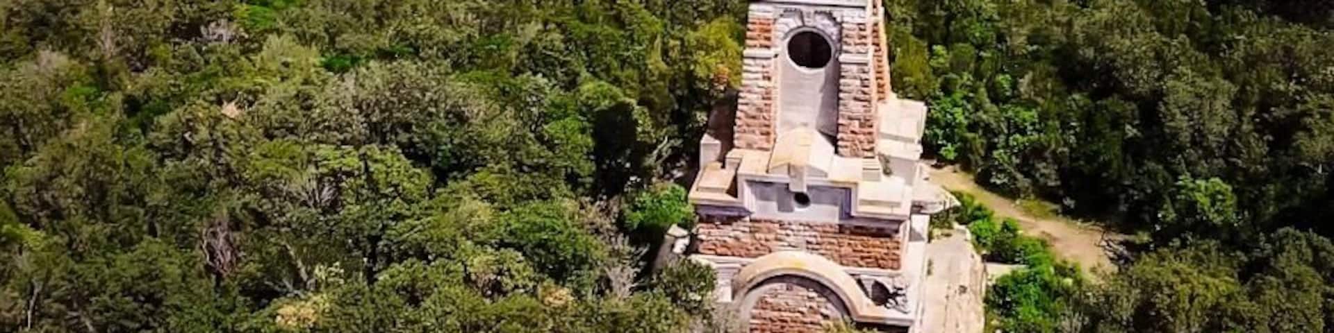 The Mausoleum Tonietti in Cavo is a majestic square shaped tower that stands tall and has a marble stairway at the entrance. It was originally built as a private tomb for the Tonietti family. The mausoleum however never did become a burial place for the family because permission to have it buried inside was never granted.
The internal cast iron spiral staircase, in very poor condition, takes you to a breathtaking of the Tyrrhenian coastline.