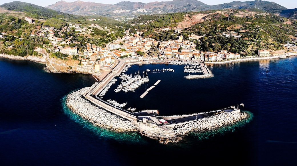 The town of Rio Marina is located on the eastern side of the Elba island, nestled gently in a small inlet surrounded by hills. In this area of the island, the coast that stretches from Rio Marina to Cavo is called the "Shining coast,” or “Costa che brilla” in Italian. This nickname was given to honor the almost dreamlike glint that comes from the black mining dust