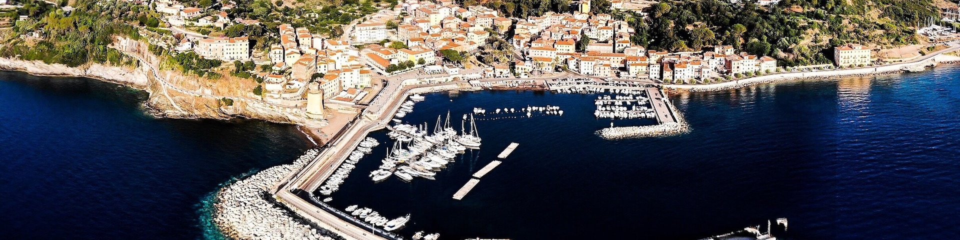 The town of Rio Marina is located on the eastern side of the Elba island, nestled gently in a small inlet surrounded by hills. In this area of the island, the coast that stretches from Rio Marina to Cavo is called the "Shining coast,” or “Costa che brilla” in Italian. This nickname was given to honor the almost dreamlike glint that comes from the black mining dust