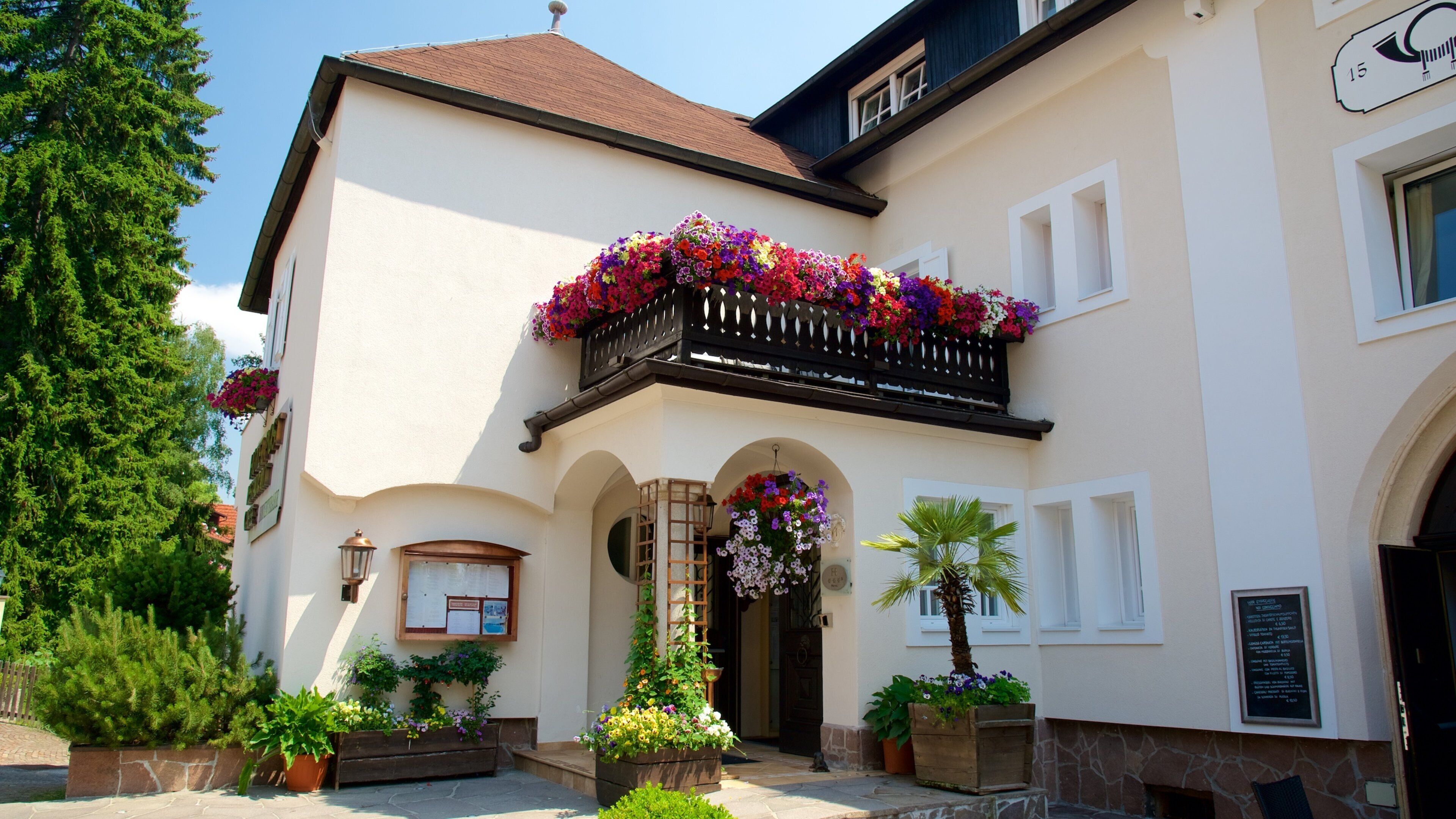 Soprabolzano som inkluderer blomster