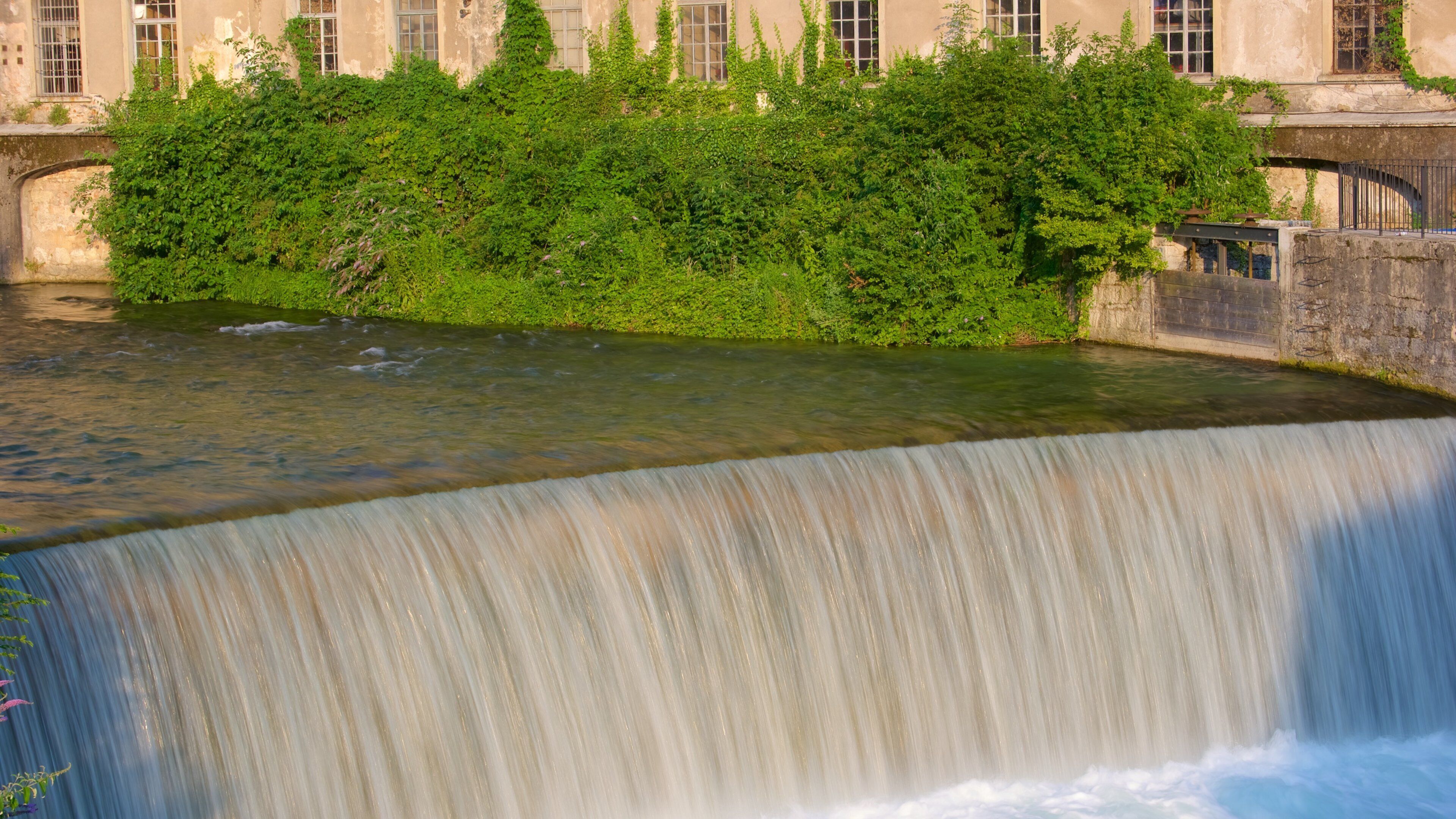 Rovereto showing a river or creek
