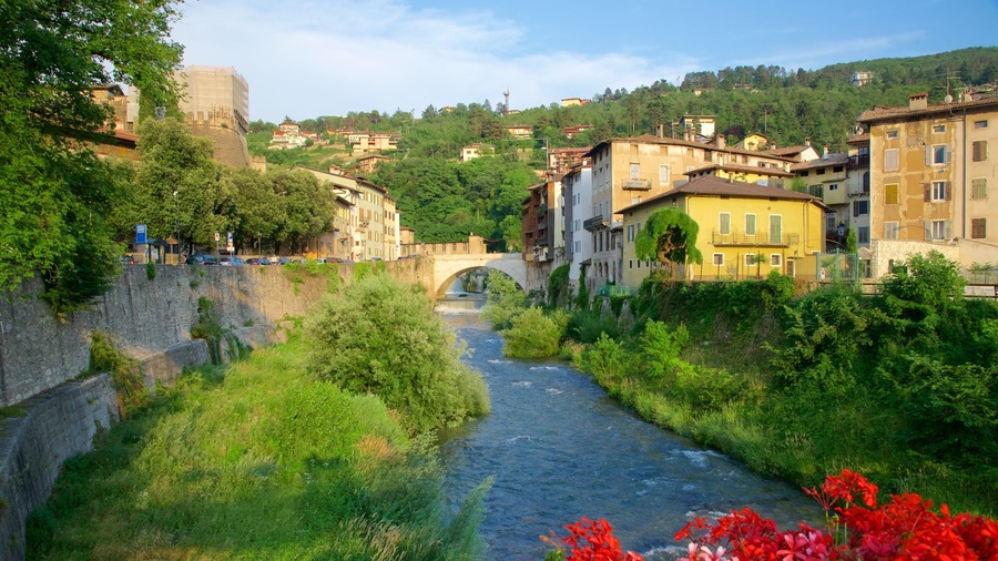 Rovereto das einen Fluss oder Bach und Blumen