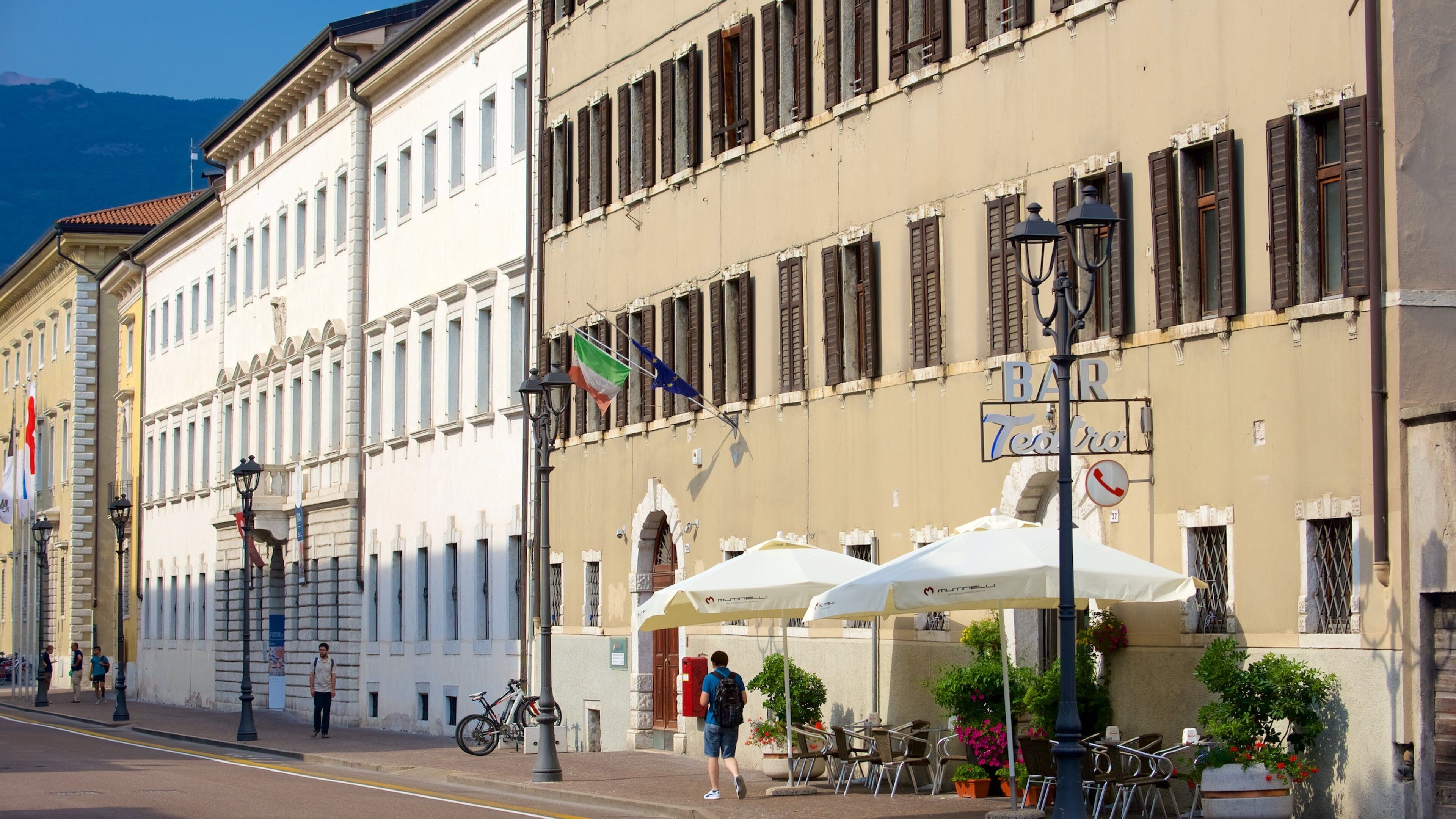 Rovereto che include bar e caffè, architettura d\'epoca e strade