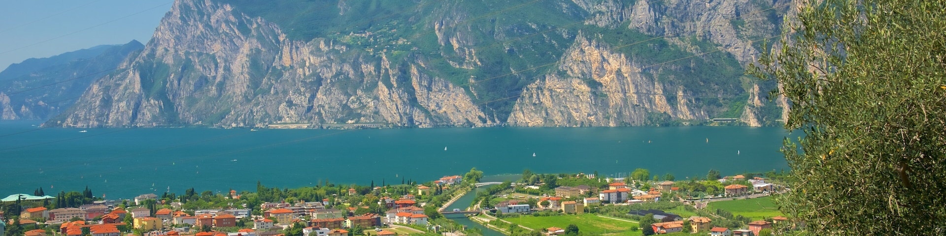 Nago-Torbole que inclui uma cidade e montanhas
