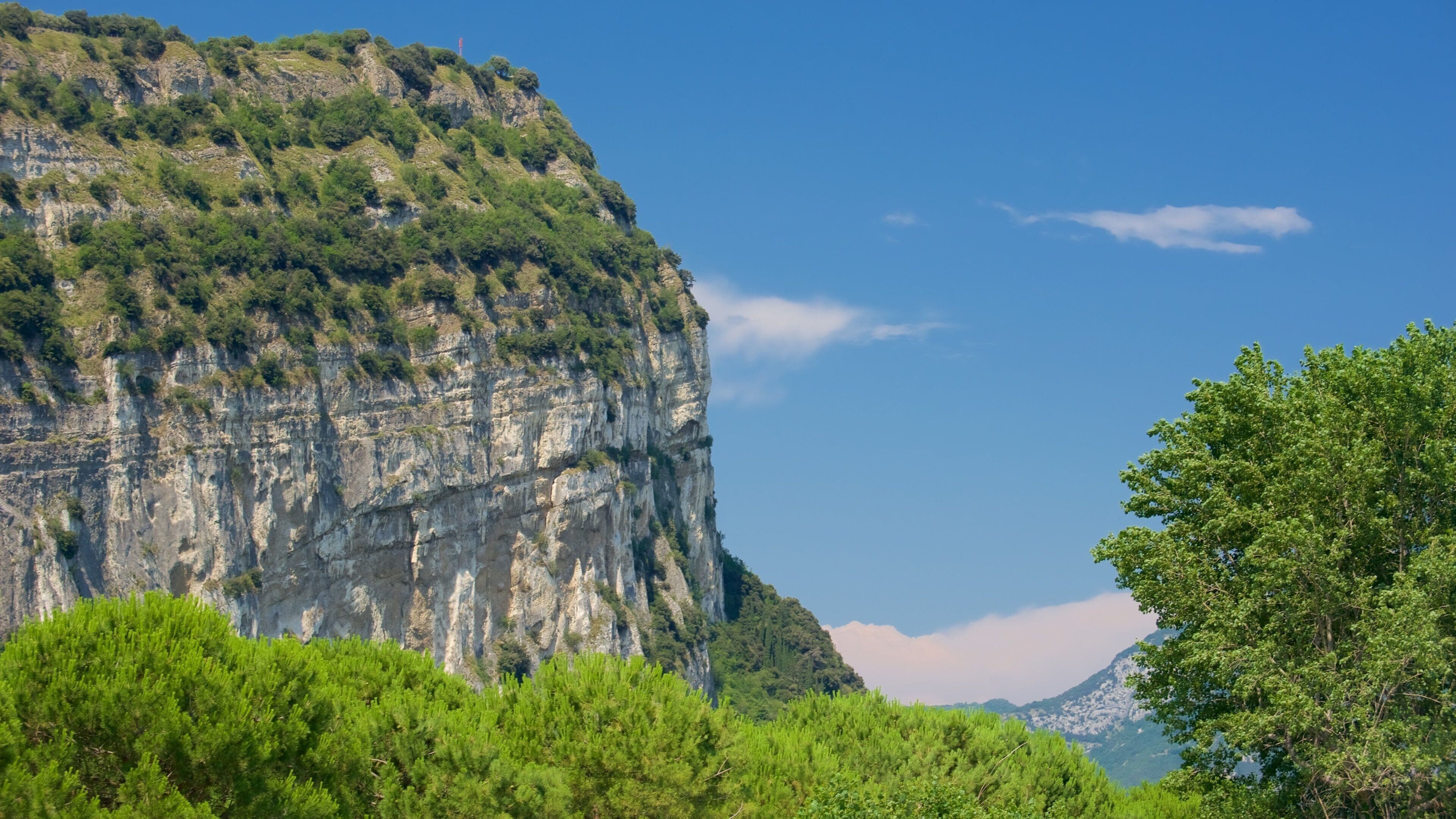 Nago-Torbole which includes mountains and skyline
