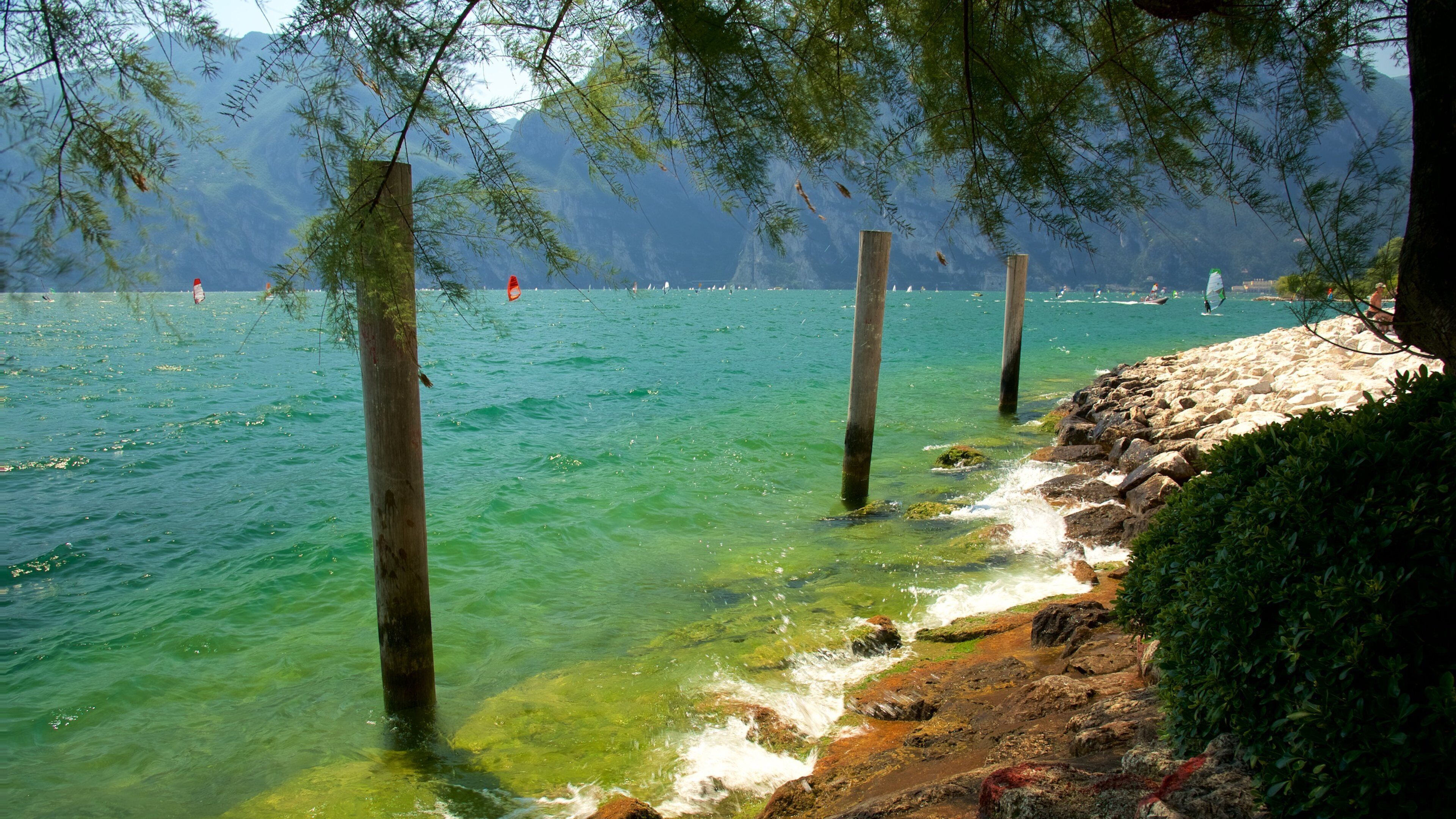 Nago-Torbole fasiliteter samt kyst og stenete kystlinje