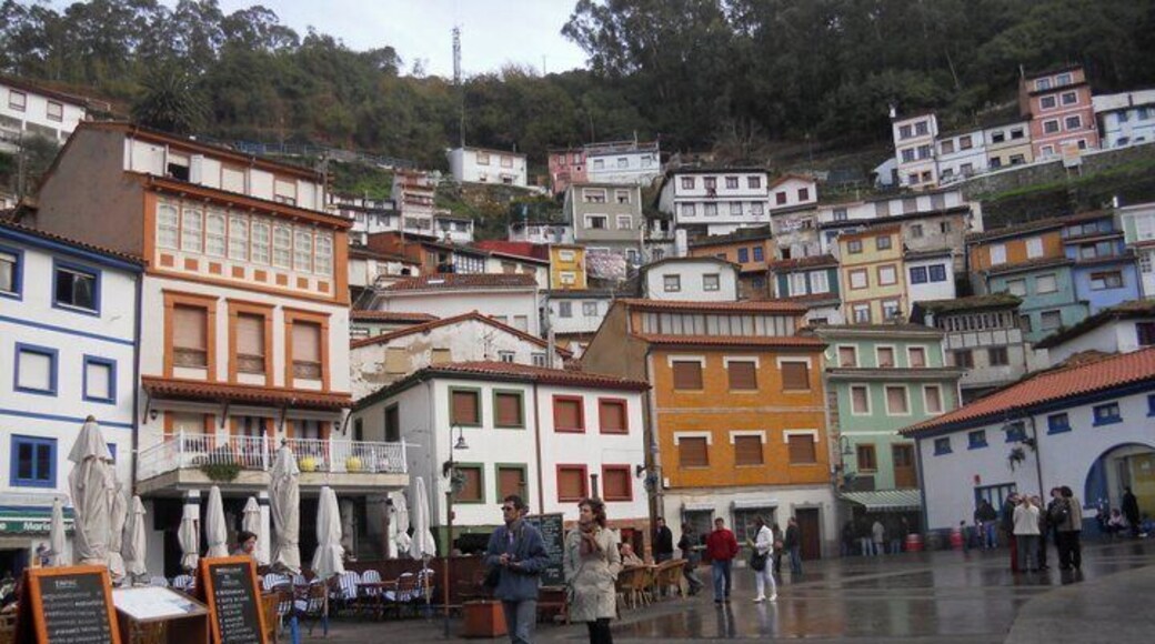 Barcelona to Santiago de Compostela #roadtrip:
Cudillero is a picturesque fishing village built on three hills that surround the city like an amphitheater. Here, it's all about fishing and the colours of the buildings.
A legend says that it was founded by the Vikings!