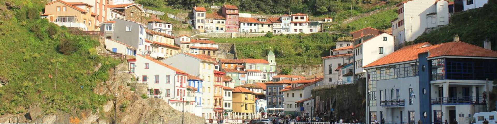 This little village is called Cudillero and is also in Asturias. It's known for it's fisherships but now it's more touristic. It's nice to walk through, especially when you go all up to the top. Nice view!