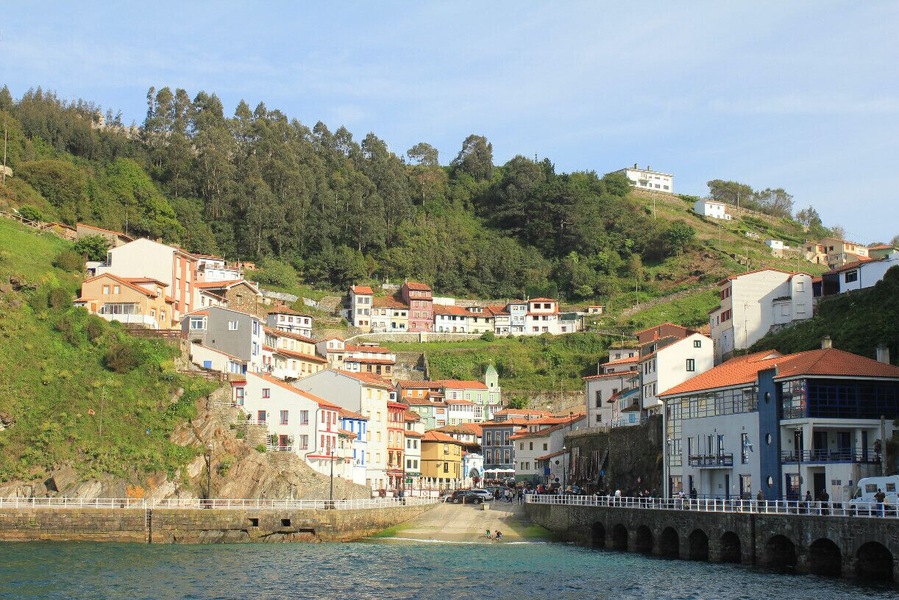 This little village is called Cudillero and is also in Asturias. It's known for it's fisherships but now it's more touristic. It's nice to walk through, especially when you go all up to the top. Nice view!