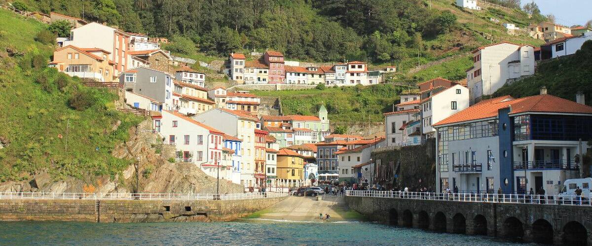 This little village is called Cudillero and is also in Asturias. It's known for it's fisherships but now it's more touristic. It's nice to walk through, especially when you go all up to the top. Nice view!
