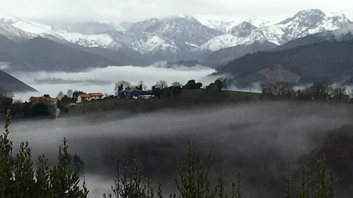 Vista de los Picos de Europa desde la Hostería de Torazo