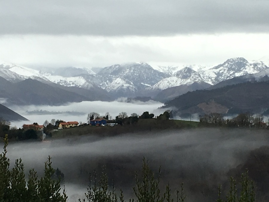 Vista de los Picos de Europa desde la Hostería de Torazo