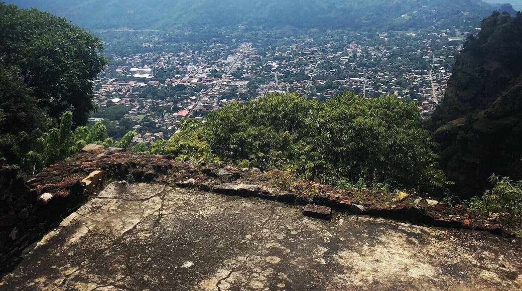 Nice azteca pirámid In Tepoztlán