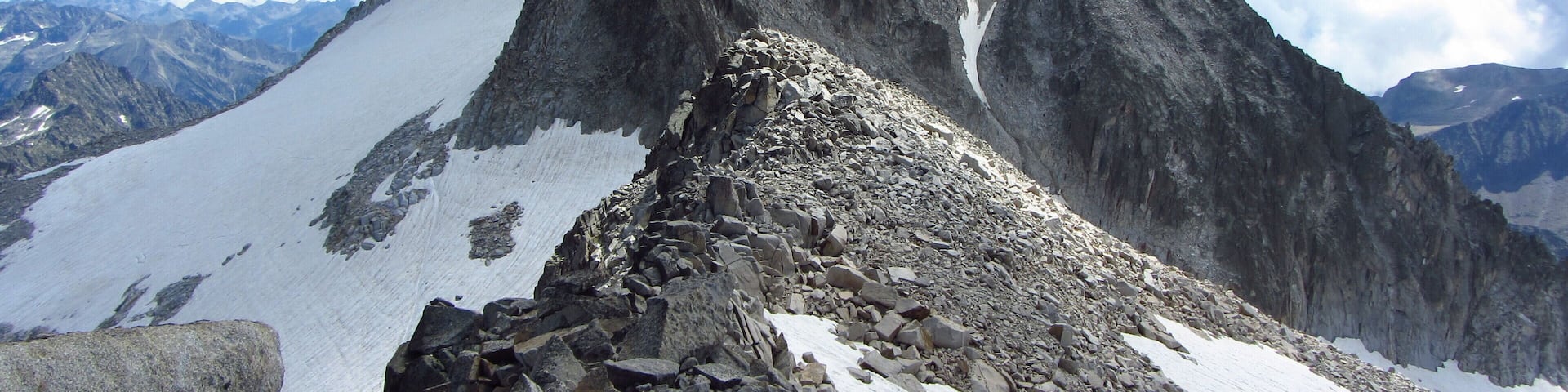 Aneto (3.404 m.) i Tuca del Coll de Corones (3.286 m.) a sota, presos des del Pic de Corones (3.298 m.). Massís de la Maladeta.