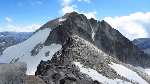 Aneto (3.404 m.) i Tuca del Coll de Corones (3.286 m.) a sota, presos des del Pic de Corones (3.298 m.). Massís de la Maladeta.