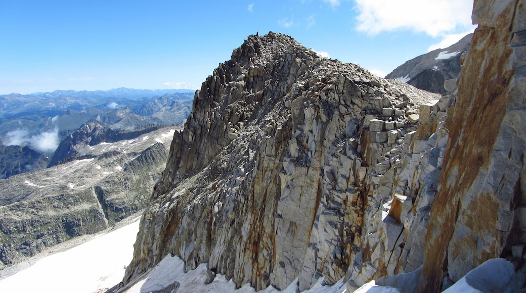 Pic de Corones (3.298 m.) pres des del Coll del Mig. Massís de la Maladeta