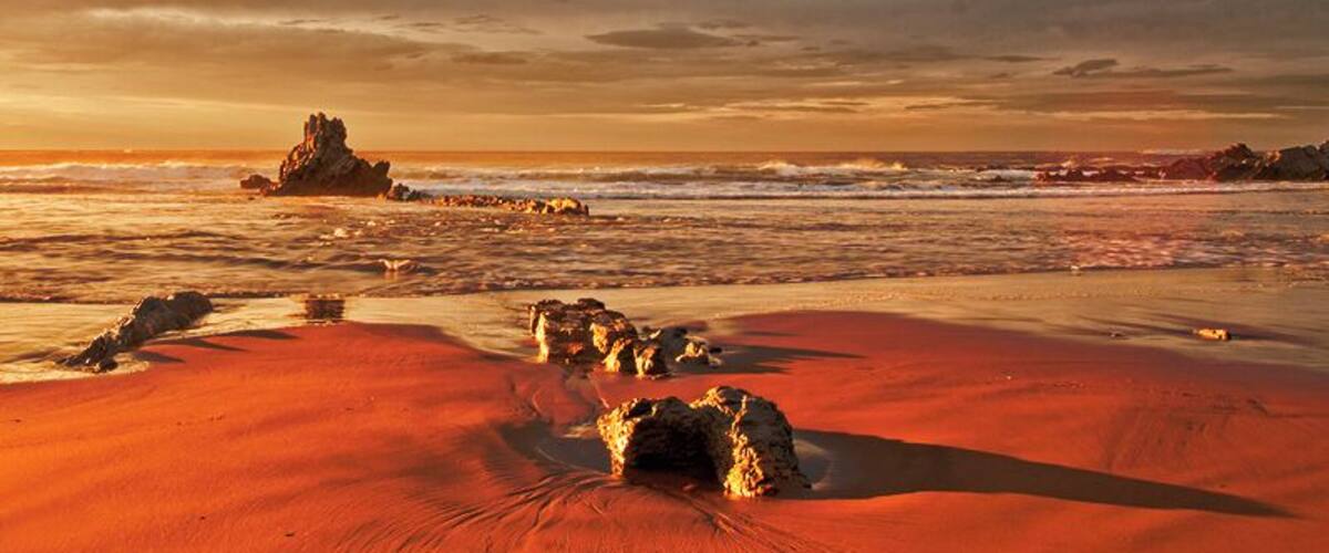 Playa de Atxabiribil, en Sopela (Bizkaia) al atardecer.