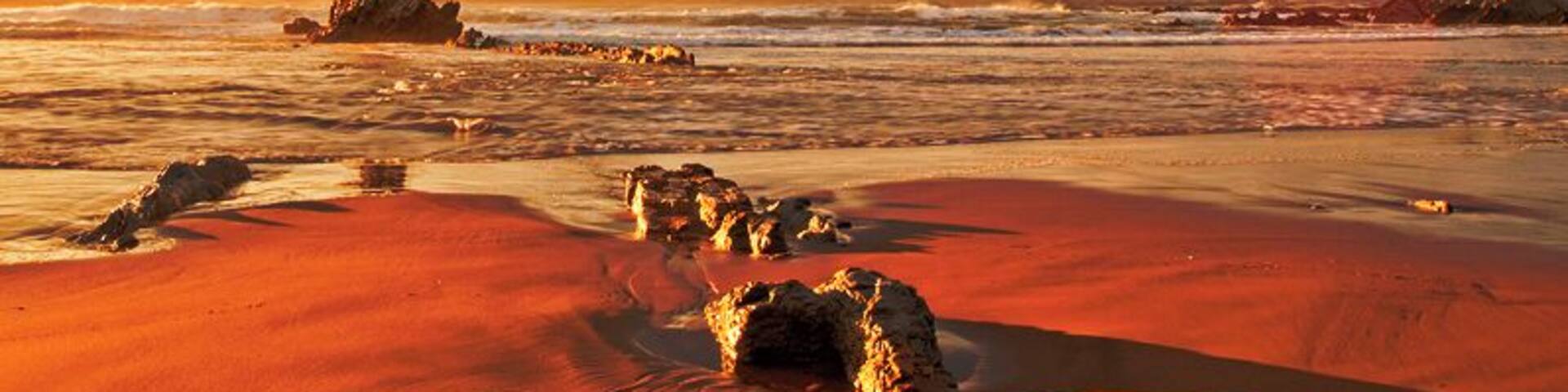 Playa de Atxabiribil, en Sopela (Bizkaia) al atardecer.