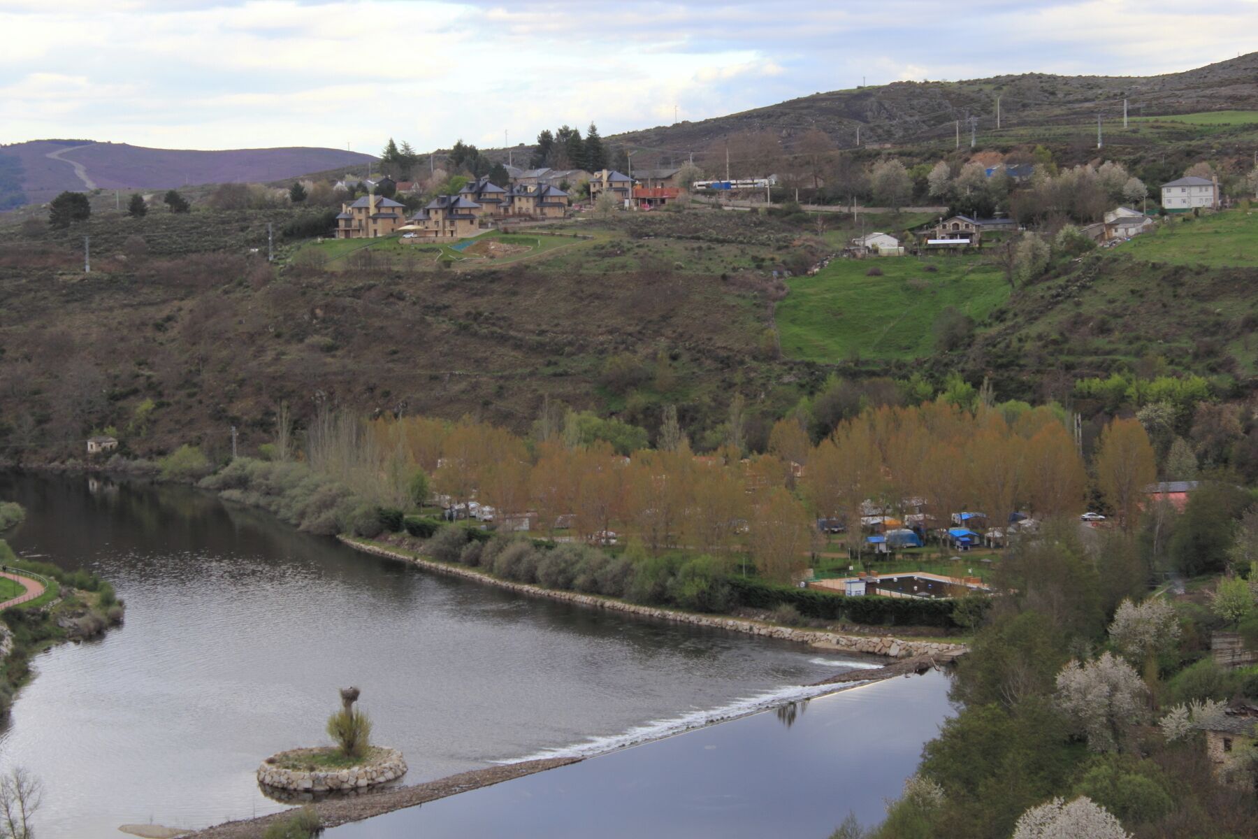 Río Tera en Puebla de Sanabria (Provincia de Zamora, Castilla y León, España).