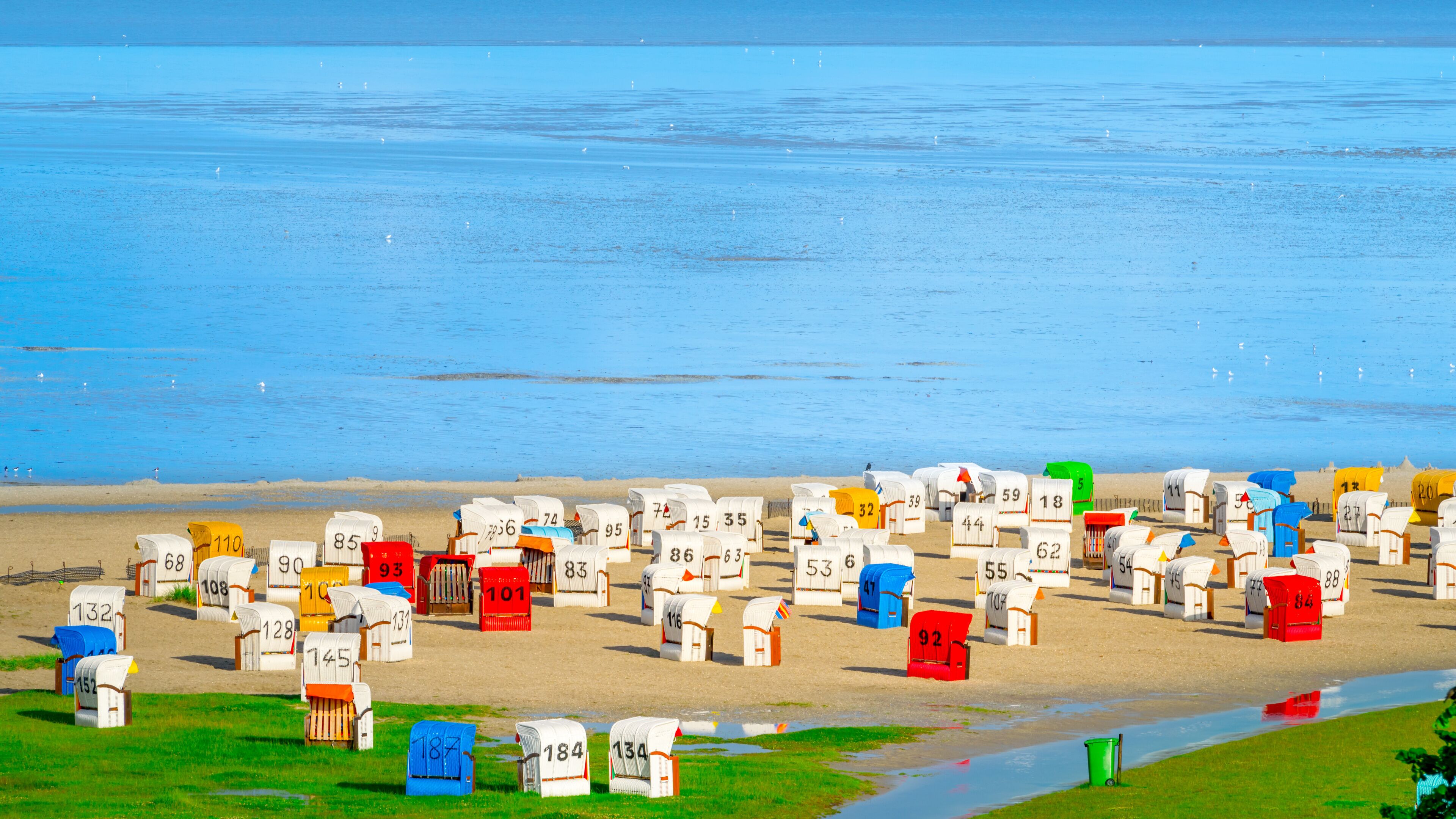 Strandurlaub an der Nordee - Strandkörbe am Wattenmeer - Luftbild