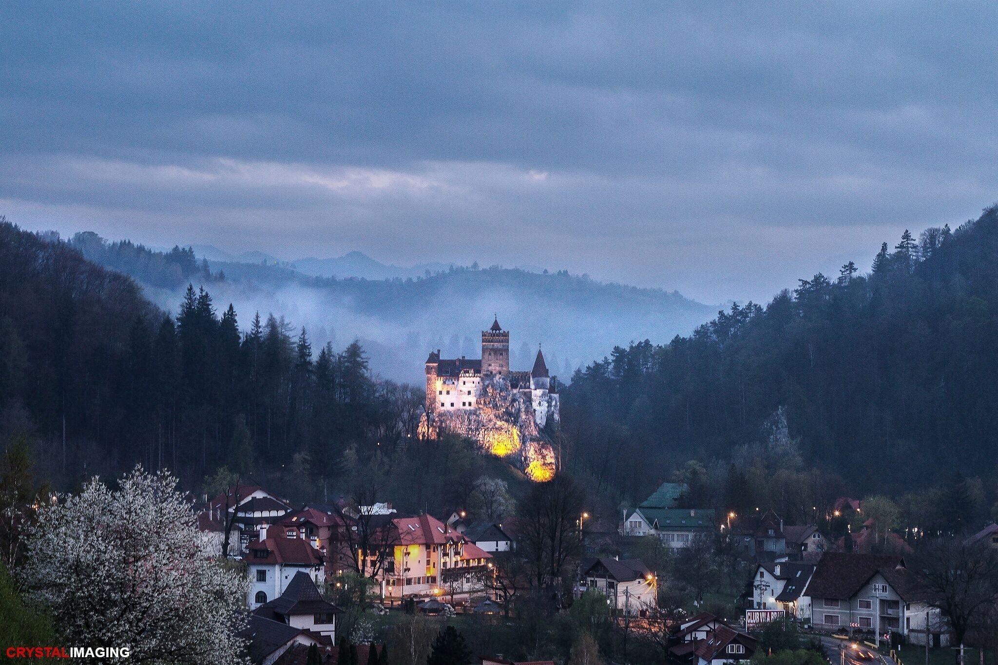 After searching for most of the day for the perfect vantage point, I took one last chance and drove up to Villa Bran and boy it did not disappoint. I had just enough time to set up my camera before the lights came on and as an extra treat, the mist flooded the valley behind the castle.
#travel #romania #bran #dracula #castle #colorful #eerie #blue