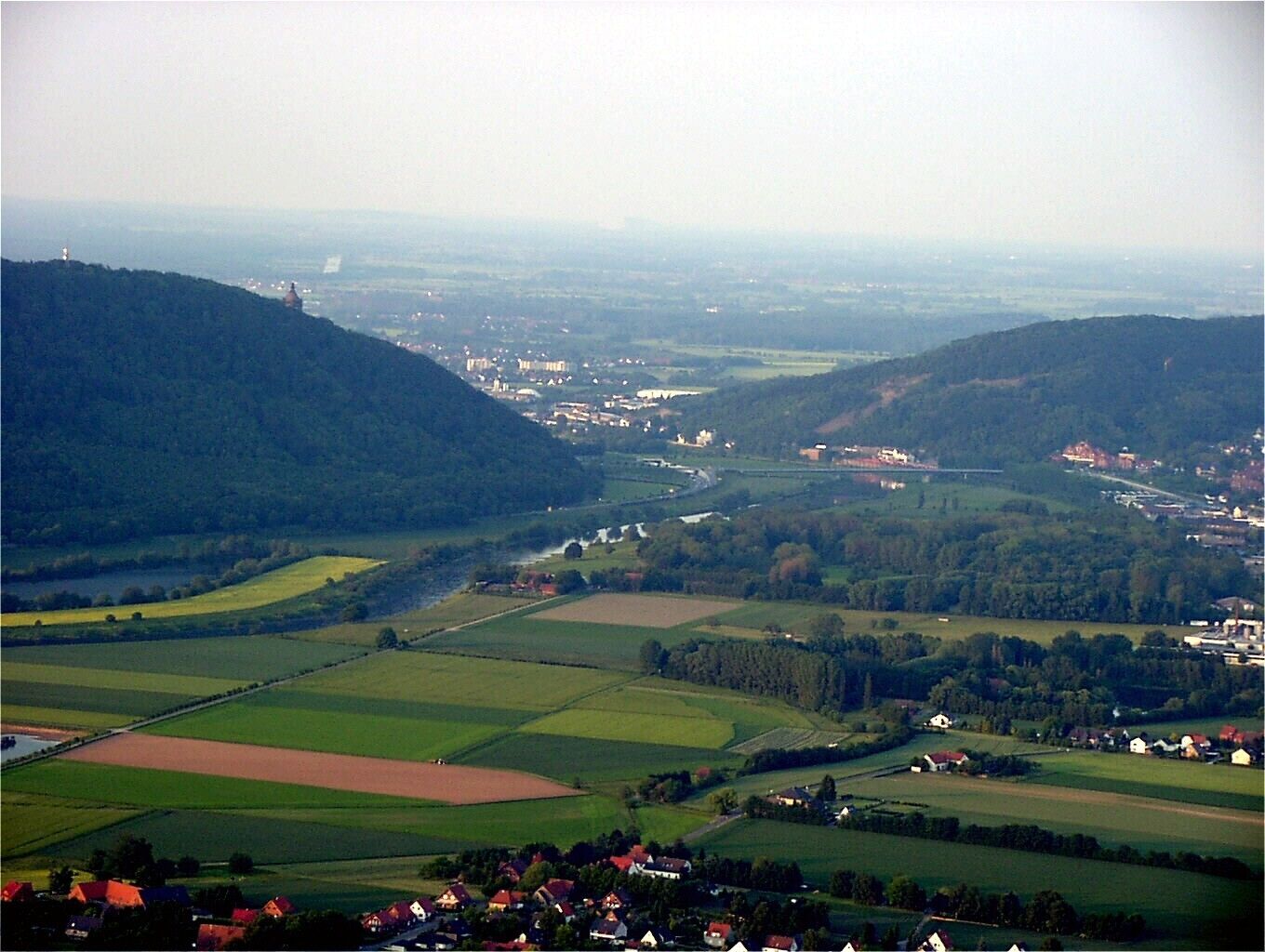 Die Porta Westfalica (Blick von Süd nach Nord) Sonstiges: ...