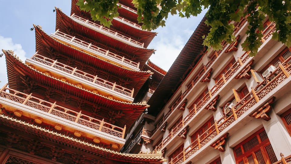 Templo Jing An caracterizando um templo ou local de adoração e aspectos religiosos