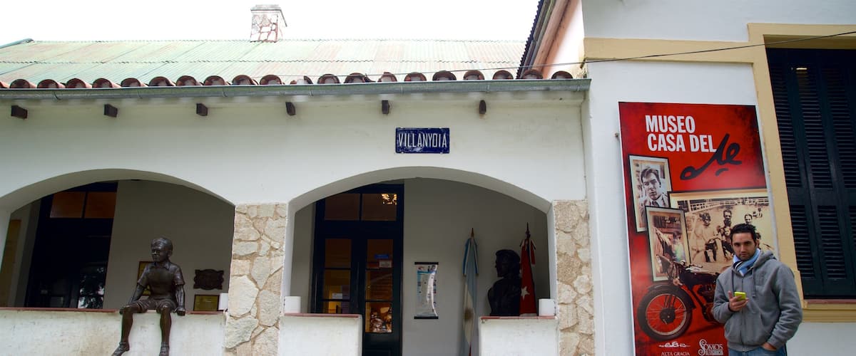 A building with a sign reading "Villanyoya" and a poster advertising "Museo Casa del".