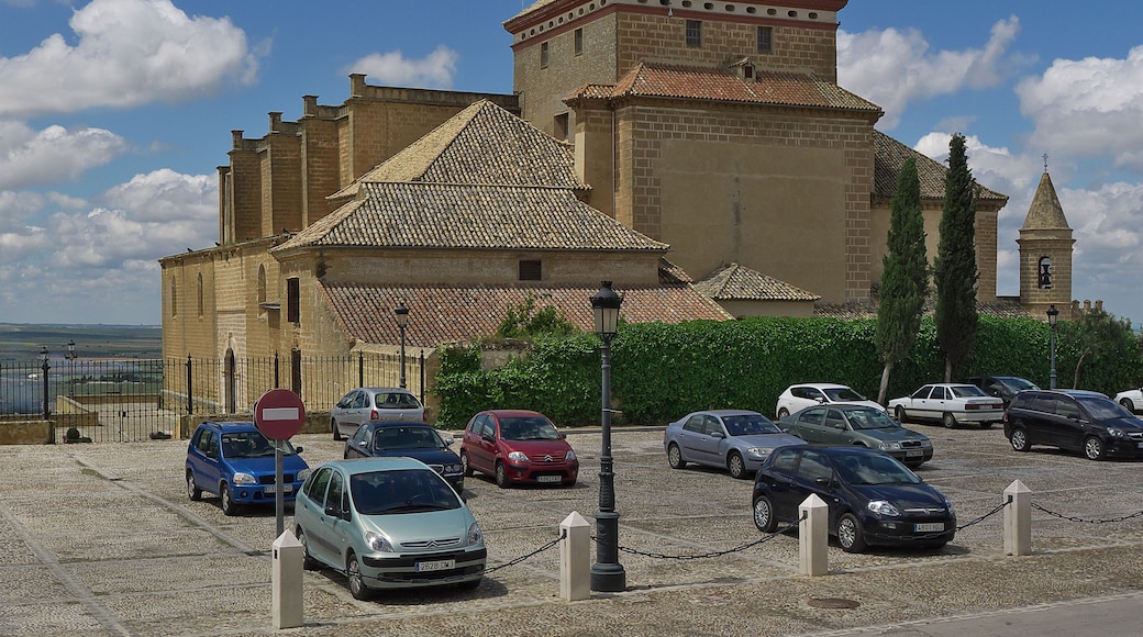 Exterior de la colegiata. Se destaca la sobriedad de sus formas. Paulo III (1534-1549) concedió al Cabildo de la Colegiata, un Abad, con mitra y báculo, y título de Canciller de la Universidad de Osuna. Un Chantre, Maestrescuela, Arcediano y un Tesorero. Diez canónigos e igual número de Racioneros, y otros clérigos y acólitos.