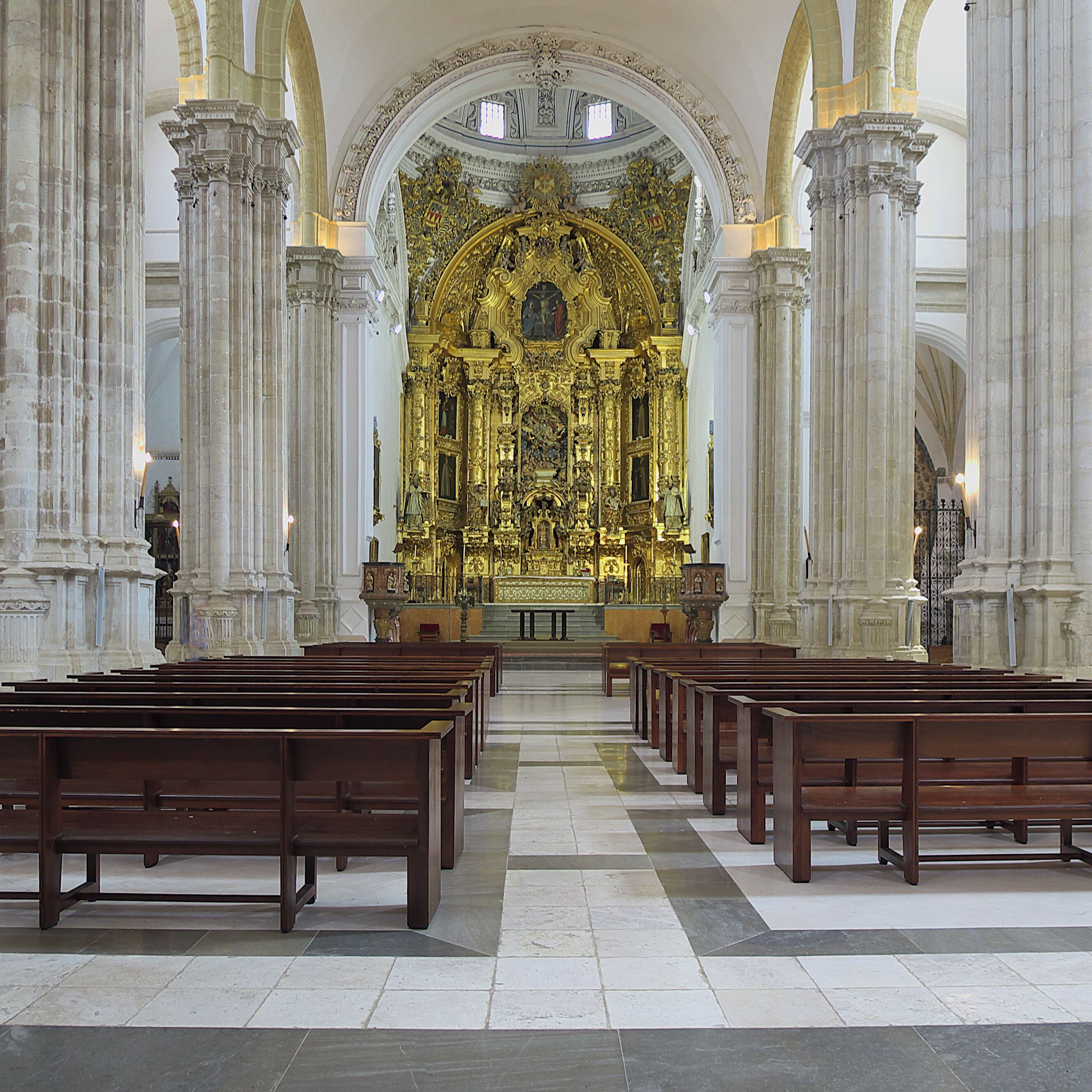Interior de la iglesia de salón con cabecera poligonal (ca. 1531-1540). Autoría desconocida, atribuible a Diego de Siloé, o Diego de Riaño. El retablo mayor es obra de Juan Guerra y José Fabré (1764) con la escultura de la Asunción de la Virgen, de Juan Bautista Finache.