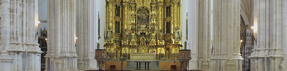 Interior de la iglesia de salón con cabecera poligonal (ca. 1531-1540). Autoría desconocida, atribuible a Diego de Siloé, o Diego de Riaño. El retablo mayor es obra de Juan Guerra y José Fabré (1764) con la escultura de la Asunción de la Virgen, de Juan Bautista Finache.