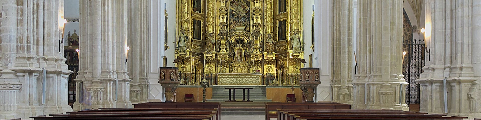 Interior de la iglesia de salón con cabecera poligonal (ca. 1531-1540). Autoría desconocida, atribuible a Diego de Siloé, o Diego de Riaño. El retablo mayor es obra de Juan Guerra y José Fabré (1764) con la escultura de la Asunción de la Virgen, de Juan Bautista Finache.