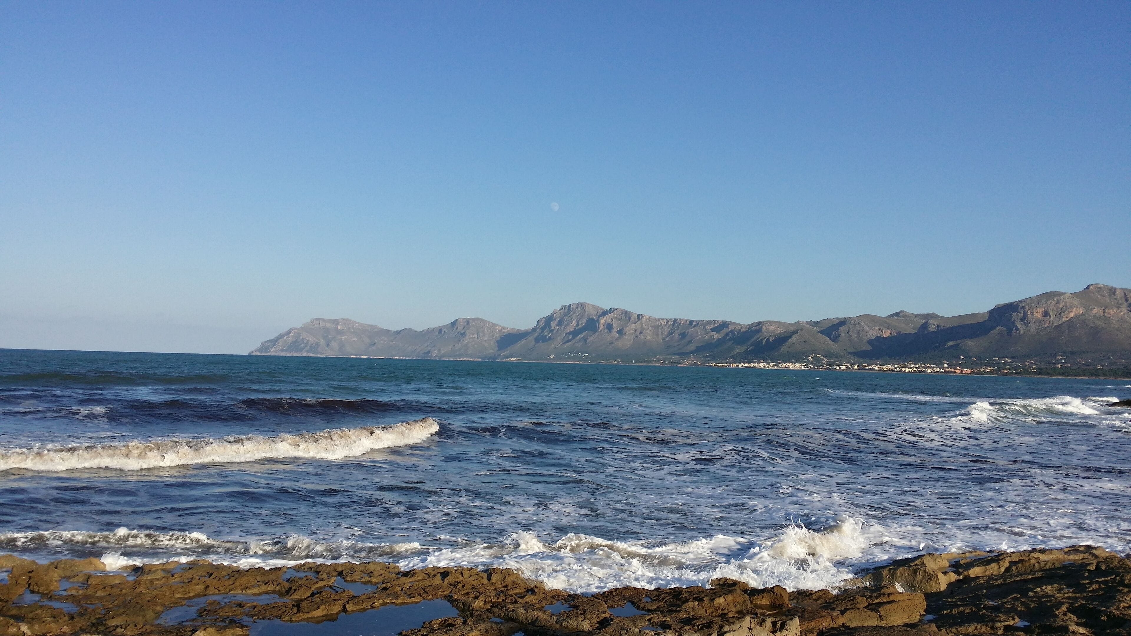 Sa Talaia Freda, Gemeinde Artà, Mallorca, Spanien. Mit 561 Metern, höchster Berg des Serres de Llevant. Fotografiert aus von "es Corral des Marbres, Son Serra de Marina. Zu sehen sind von links nach rechts: Sa Talaia Morella, Puig de sa Tudossa (mit den Antennen), Sa Talaia Freda, Puig de sa Creu, Puig d'en Vermell, Puig de sa Murta (hinter Colònia de Sant Pere) sowie viele weitere Berge der "Serra Artana), Bergland von Arta.