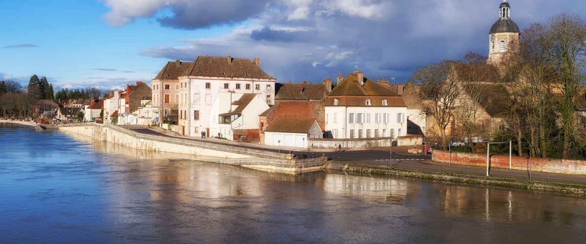 Seurre vue du pont sur la Saône en crue, Bourgogne, France