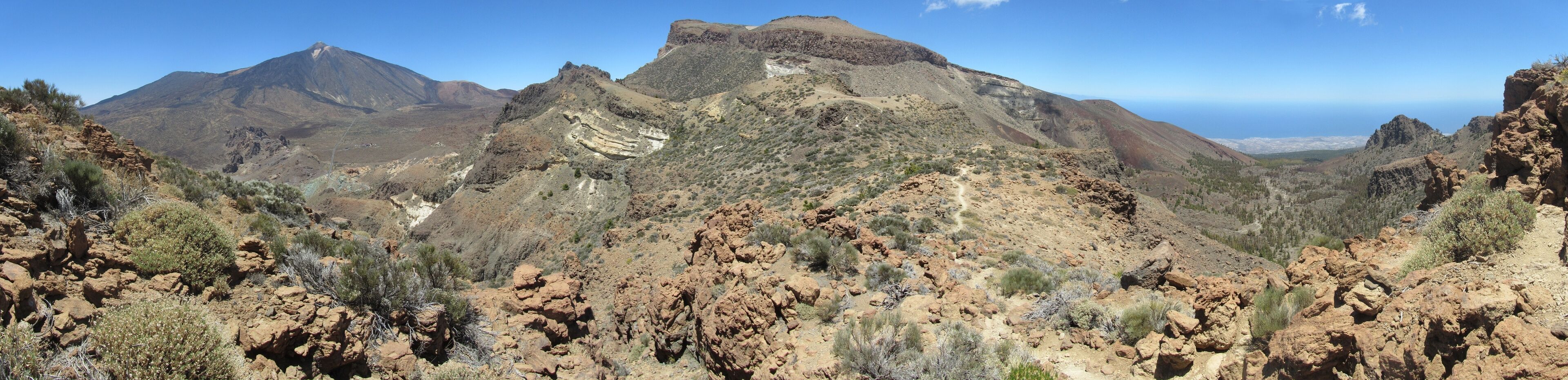 El Teide desde la Cumbre del Riachuelo. En el centro Guajara y a la derecha el Valle de Ucanca entre la Montaña de la Arena y el Roque del Encaje.