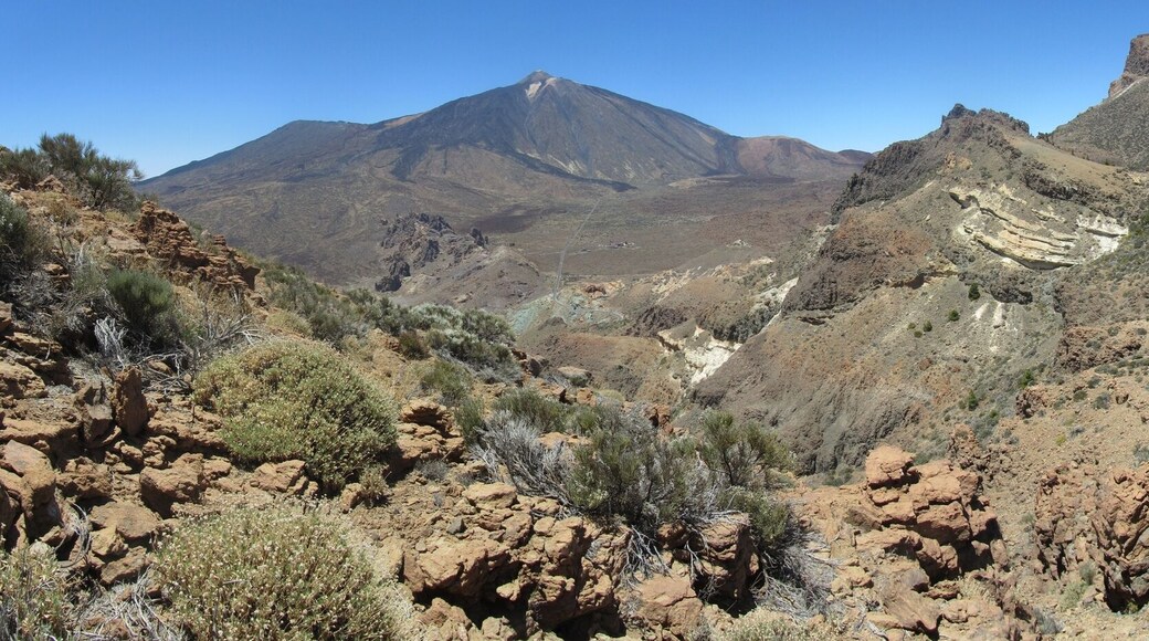 El Teide desde la Cumbre del Riachuelo, en la pared sur del Circo de las Cañadas, cerca del sendero nº 31 del Parque Nacional del Teide. En el centro Guajara y a la derecha el Valle de Ucanca entre la Montaña de la Arena y el Roque del Encaje.