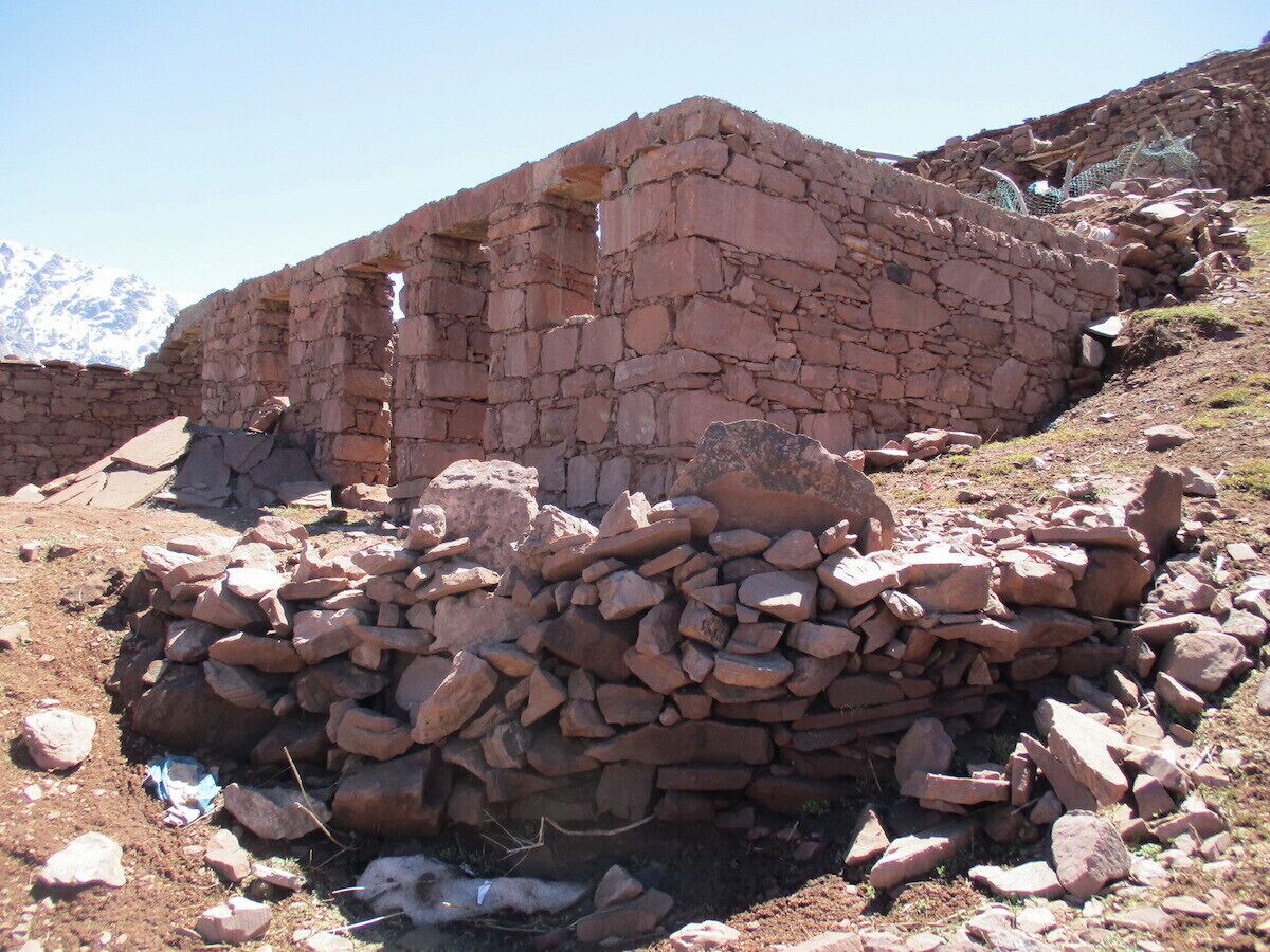 There were several ruined homes here, which are now used by sheepherders during the summer, they cover the walls with tarps to make temporary homes.  I found the 'reuse' of this area fascinating.

https://davenotravels.blog
