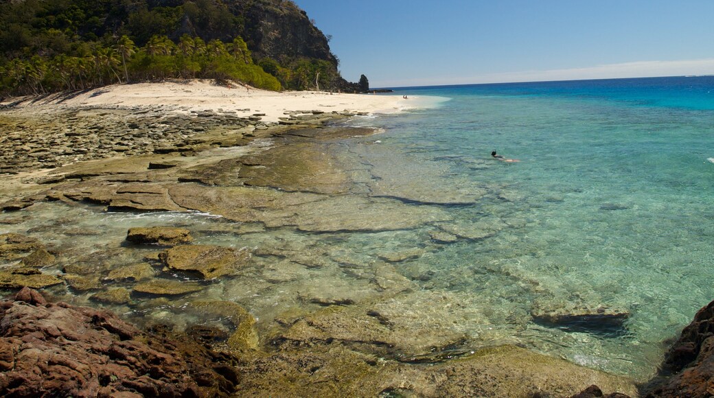 Islas Mamanuca que incluye litoral rocoso, una playa y escenas tropicales