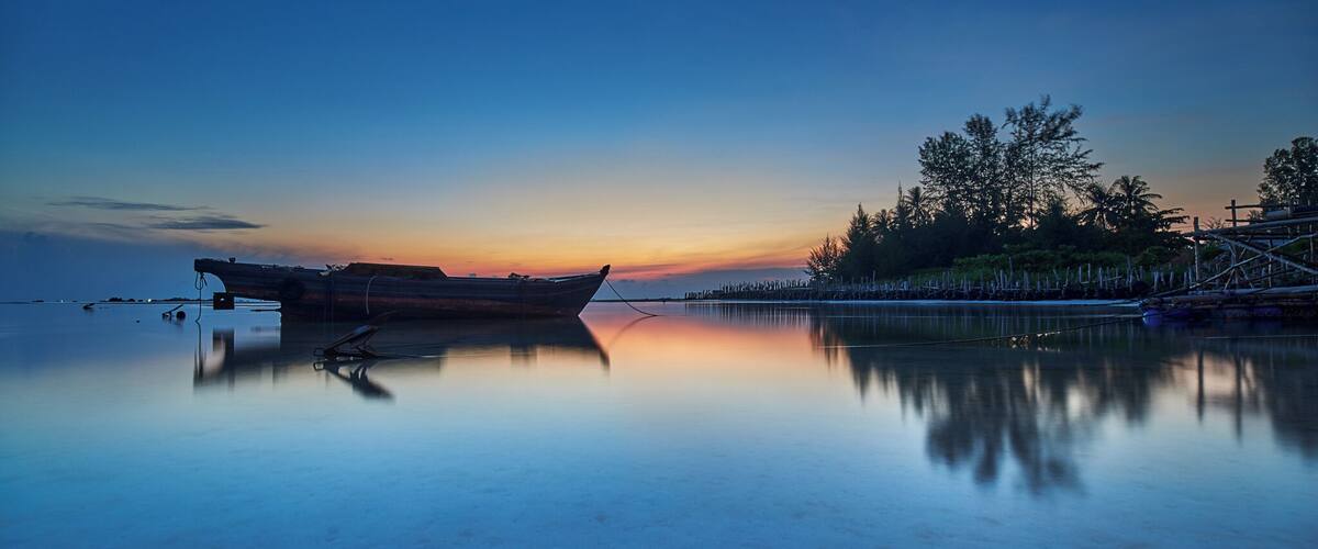 A nice fisherman village to take a sunrise photo.
#sunrise #bluehour #goldenhour #longexposure #fishermanvillage #water #sky #boat