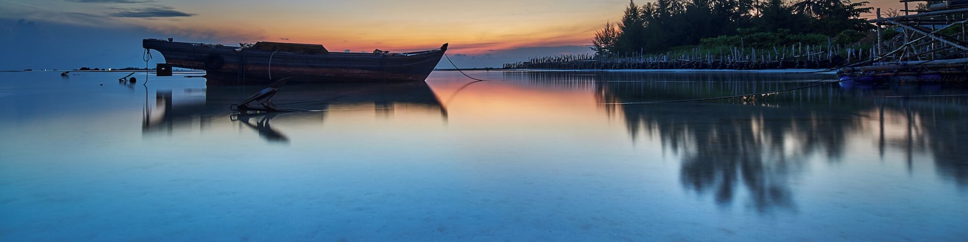 A nice fisherman village to take a sunrise photo.
#sunrise #bluehour #goldenhour #longexposure #fishermanvillage #water #sky #boat