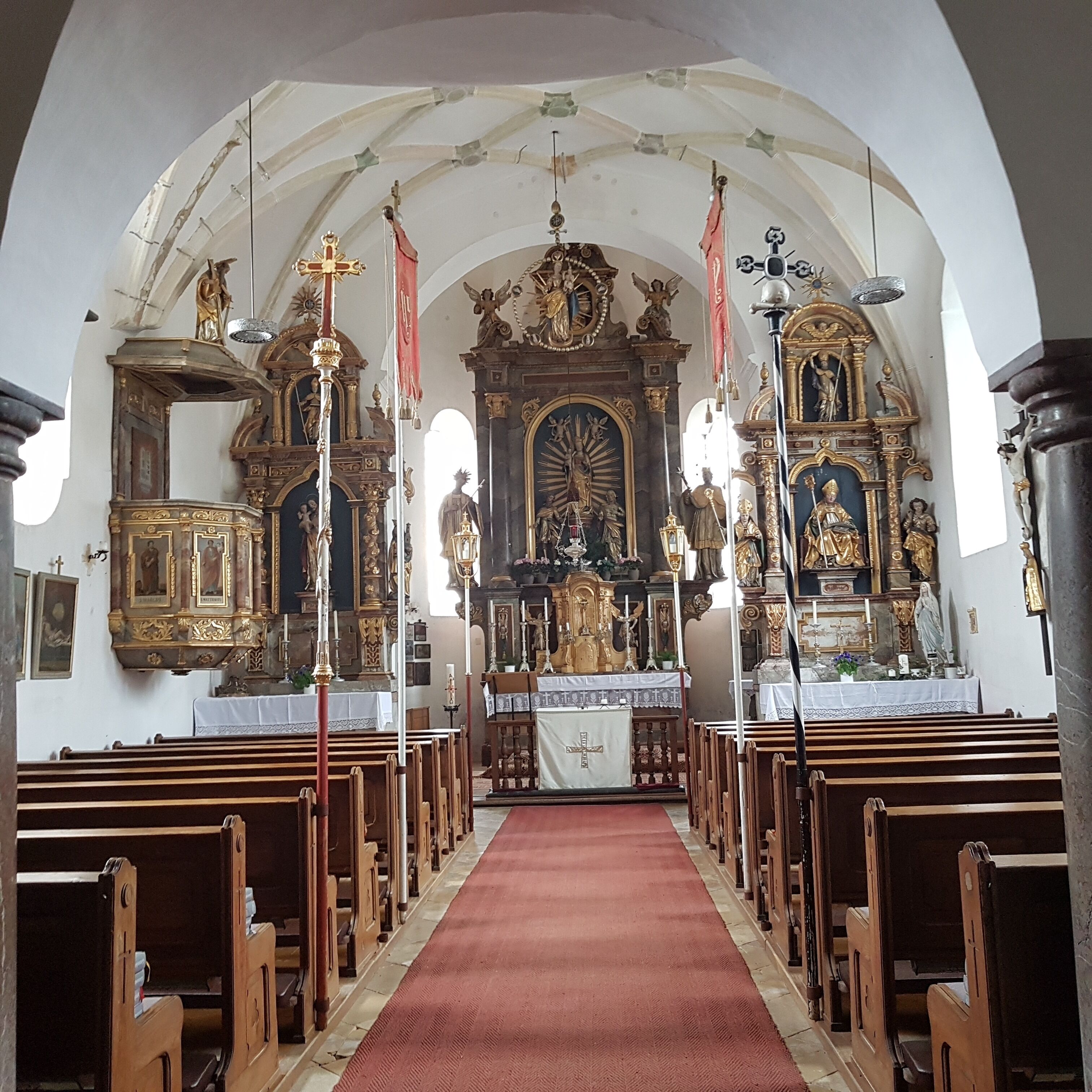 Ergertshausen (Egling), Kuratiekirche Mariä Himmelfahrt, 2. Hälfte 15. Jahrhundert – Chor barock erhöht, Stichkappengewölbe im Langhaus, spätbarocke Altarausstattung um 1700.