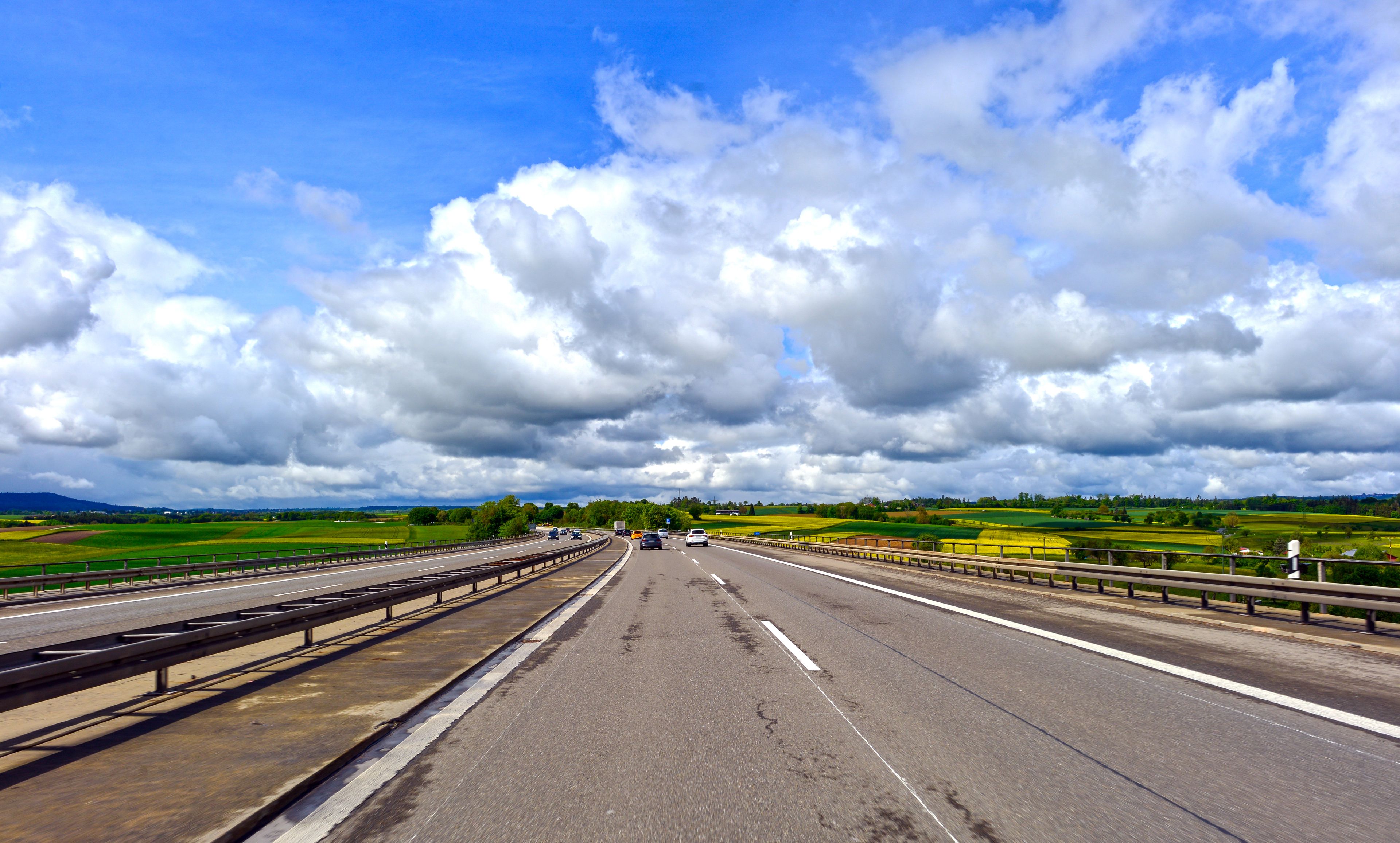 Fahrt über die Mühlbachtalbrücke der Autobahn A81 bei Sulz am Neckar in Fahrtrichtung Süden 